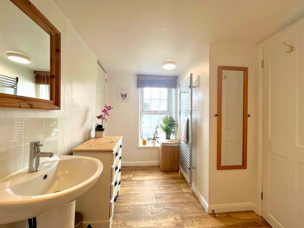 Property photo 3 of 16 Bathroom