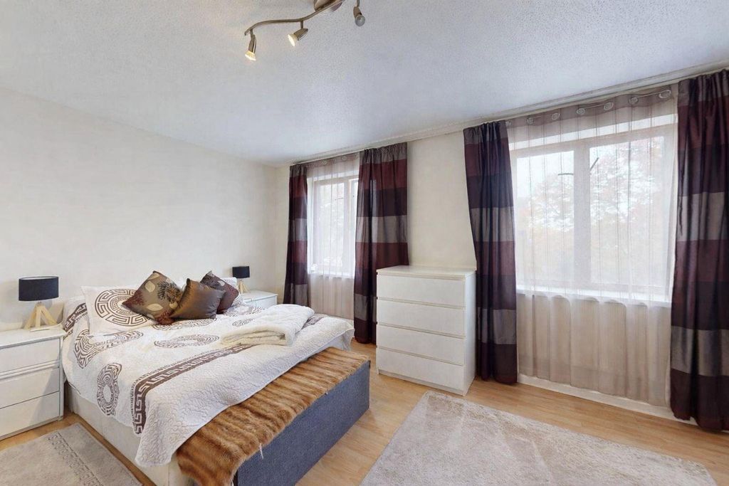 Property photo 3 of 9 Beckton, E6, House For Sale Barrain London Estate