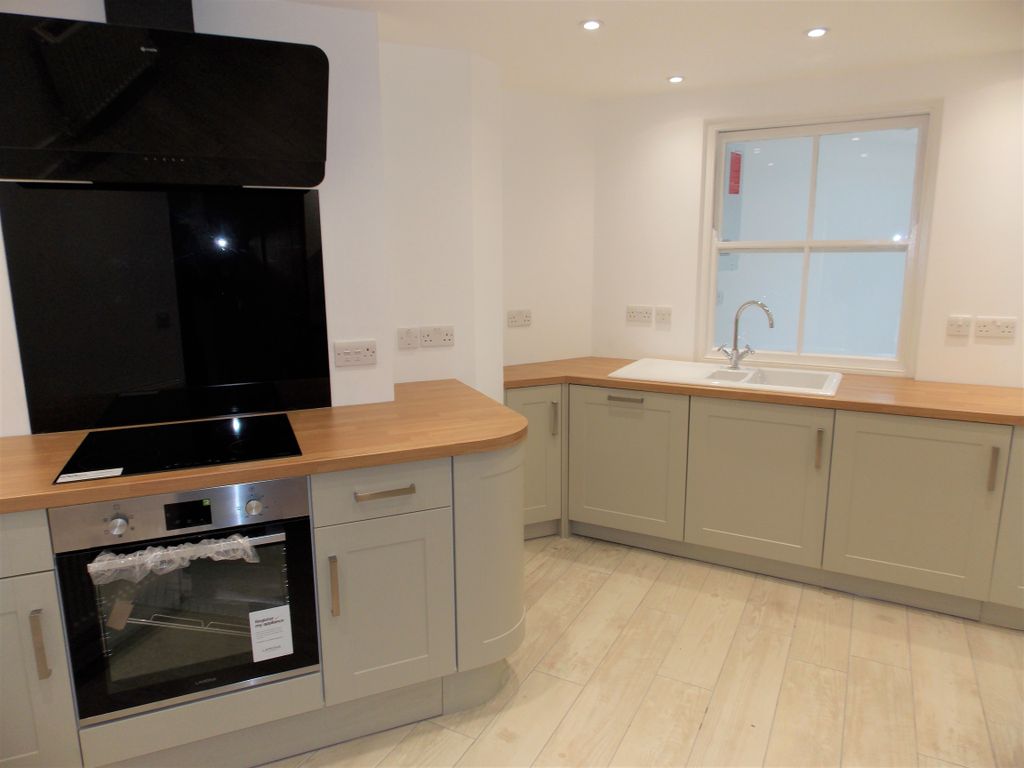 Property photo 2 of 9 Kitchen