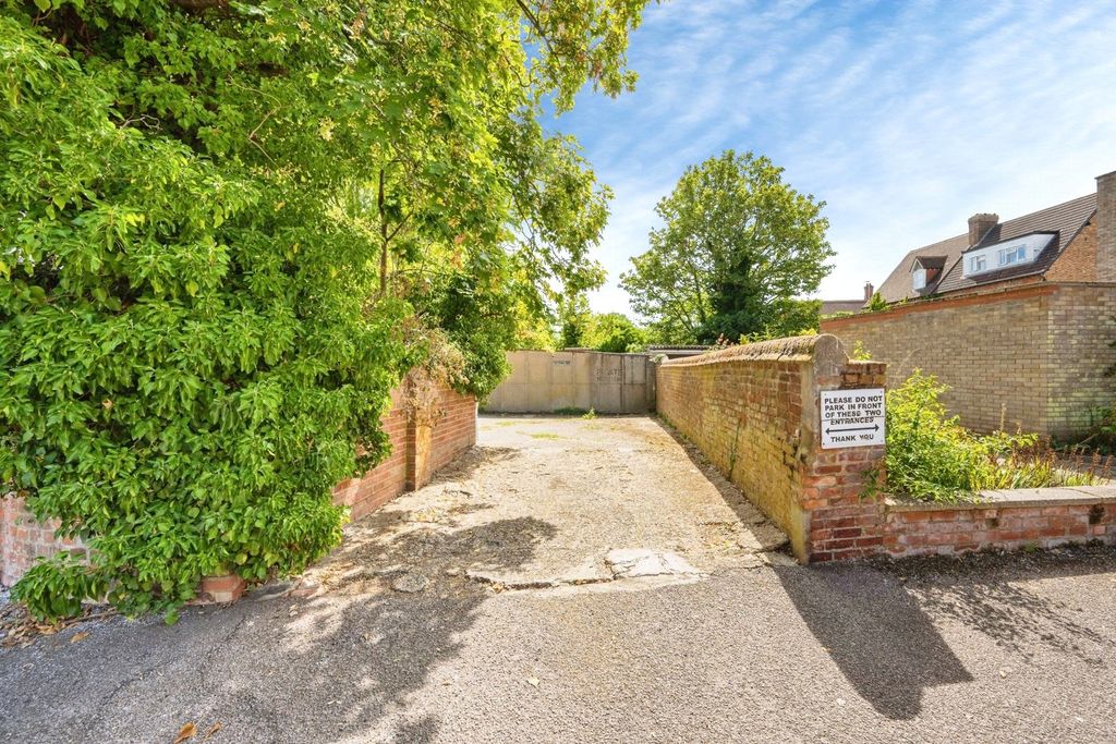 Property photo 2 of 10 Picture No. 11
