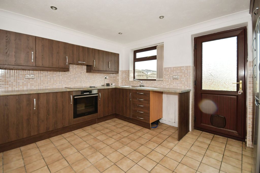 Property photo 3 of 12 Kitchen