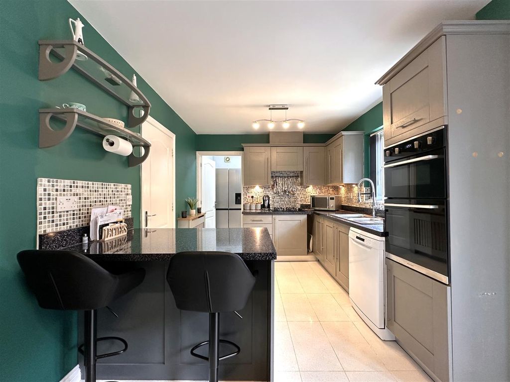 Property photo 2 of 28 Superb Open-Plan Dining Kitchen 334