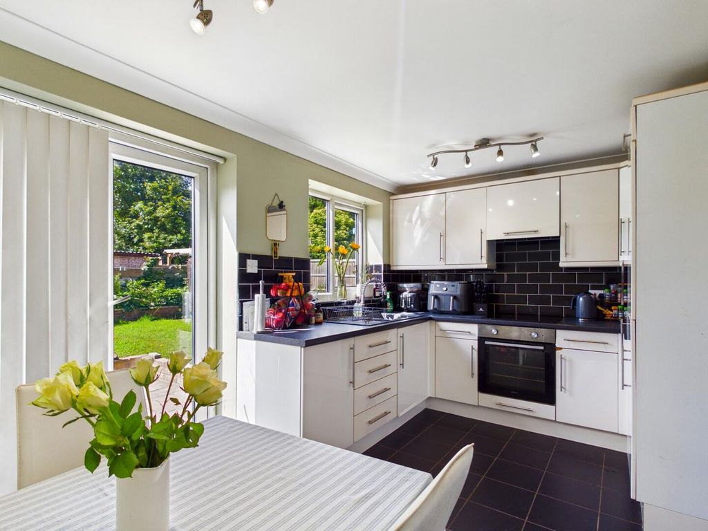 Property photo 2 of 11 Kitchen