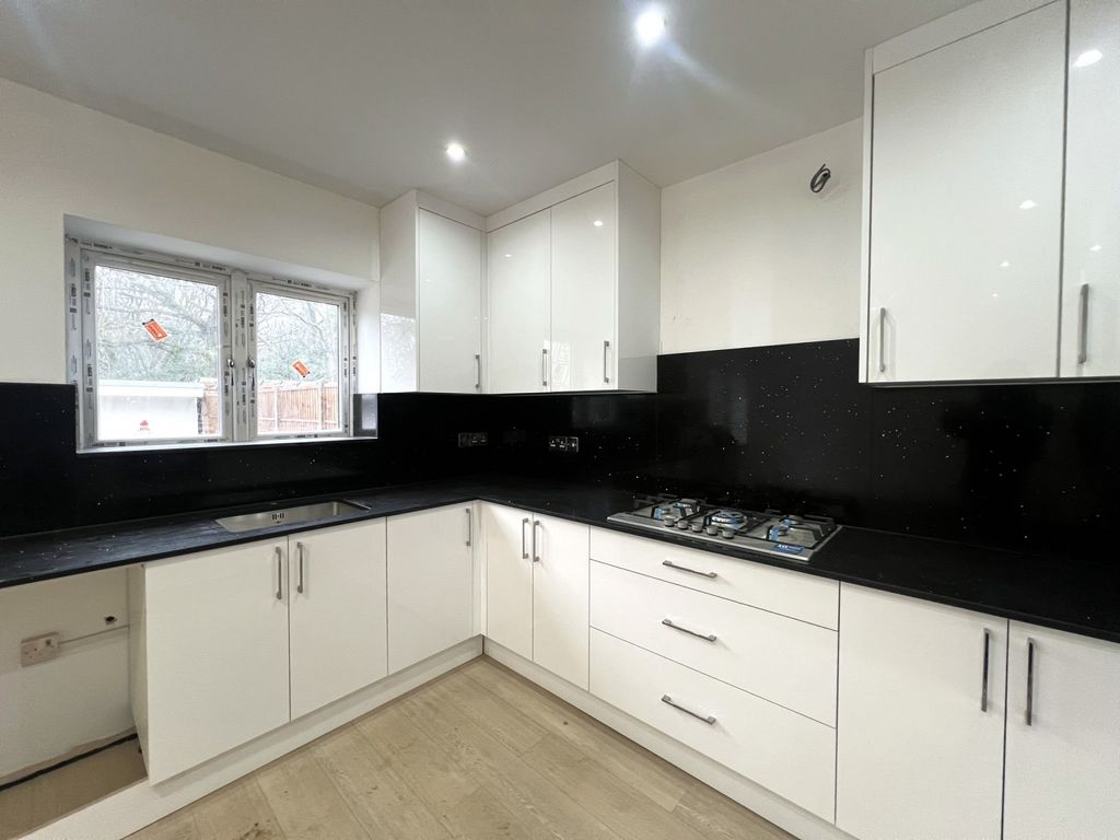Property photo 1 of 18 6 Bedroom Semi Detached House Available To Let In Epsom