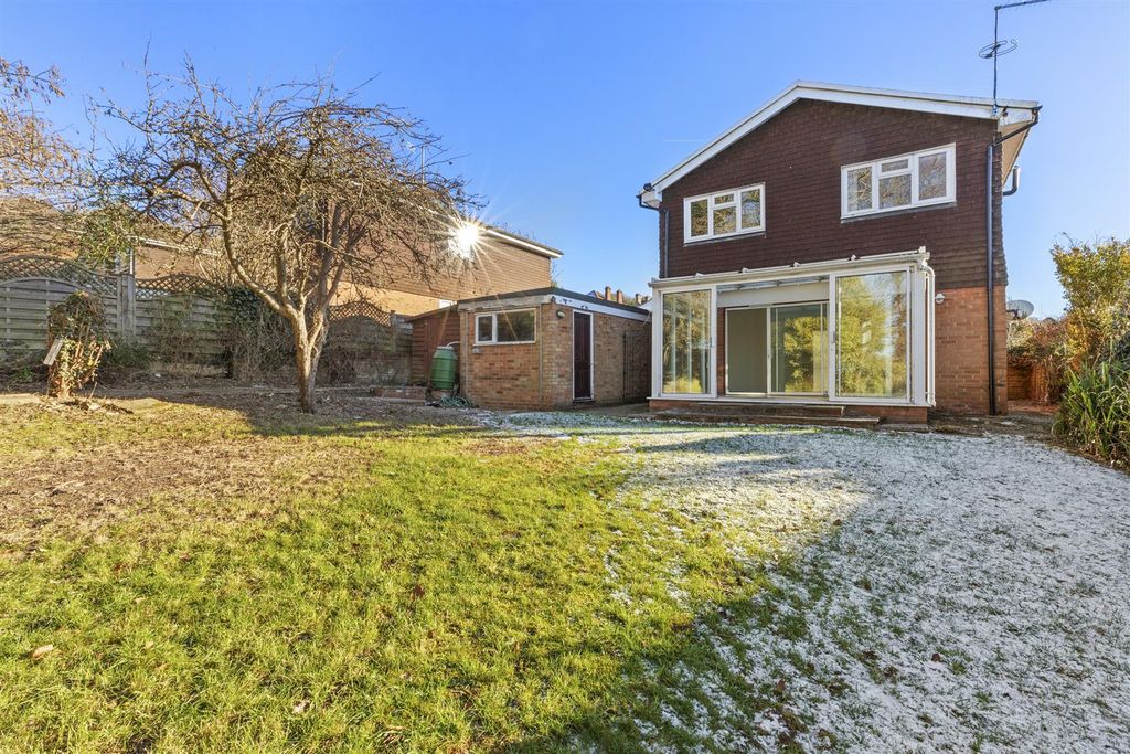 Property photo 2 of 16 8 Foxhill Close, Hp13 5Bl-12.Jpg