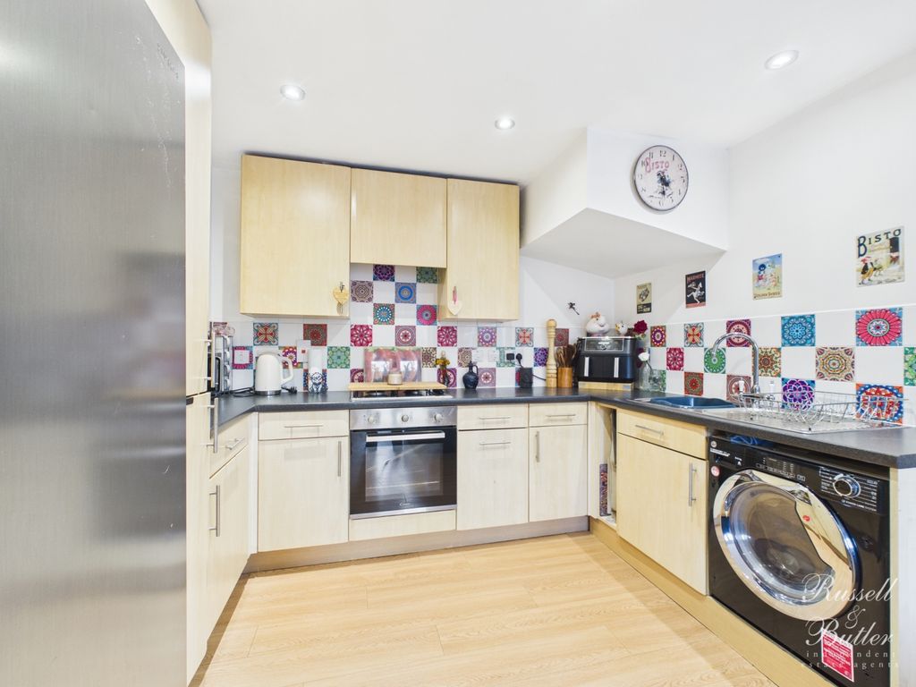 Property photo 3 of 14 Cam01995G0-Pr0430-Still016