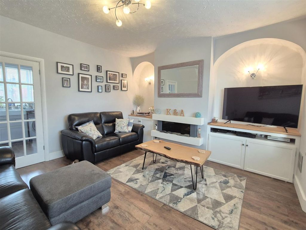 Property photo 3 of 16 Lounge