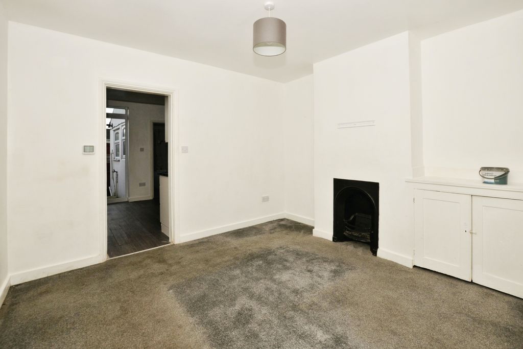 Property photo 2 of 11 Lounge