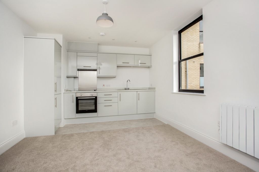 Property photo 3 of 9 Flat 5 Gainsborou...