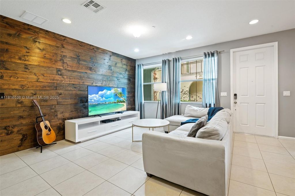 Property photo 2 of 32 <Alttext/>