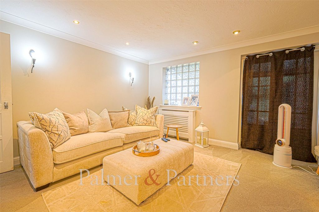 Property photo 3 of 6 Lounge
