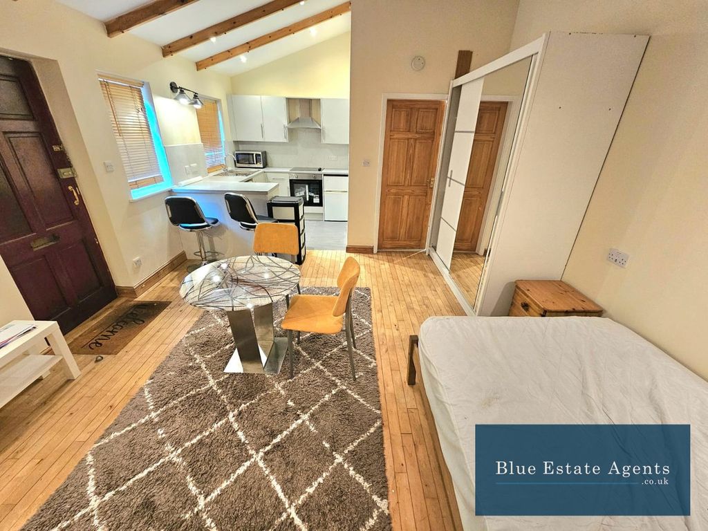 Property photo 2 of 6 Studio Flat