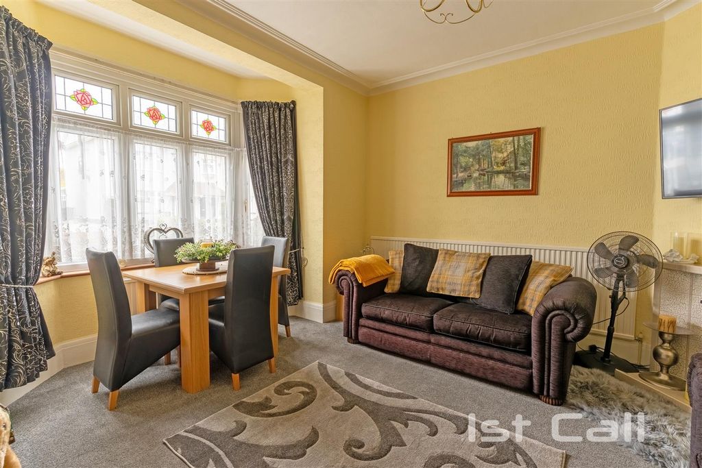 Property photo 2 of 16 Lounge