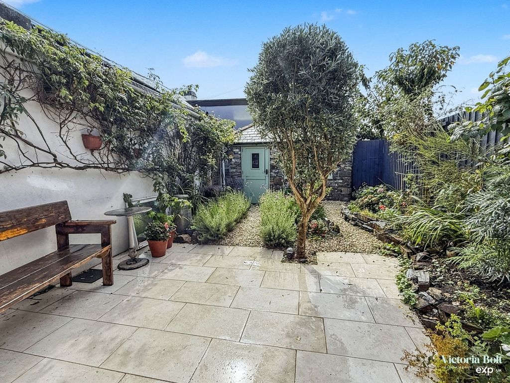 Property photo 2 of 21