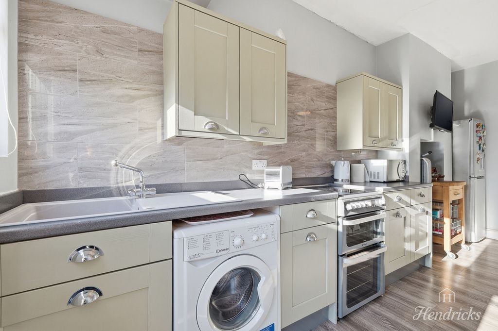 Property photo 2 of 20