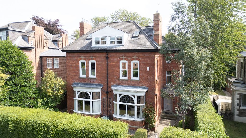 Property photo 1 of 42 Hazelwood Villa