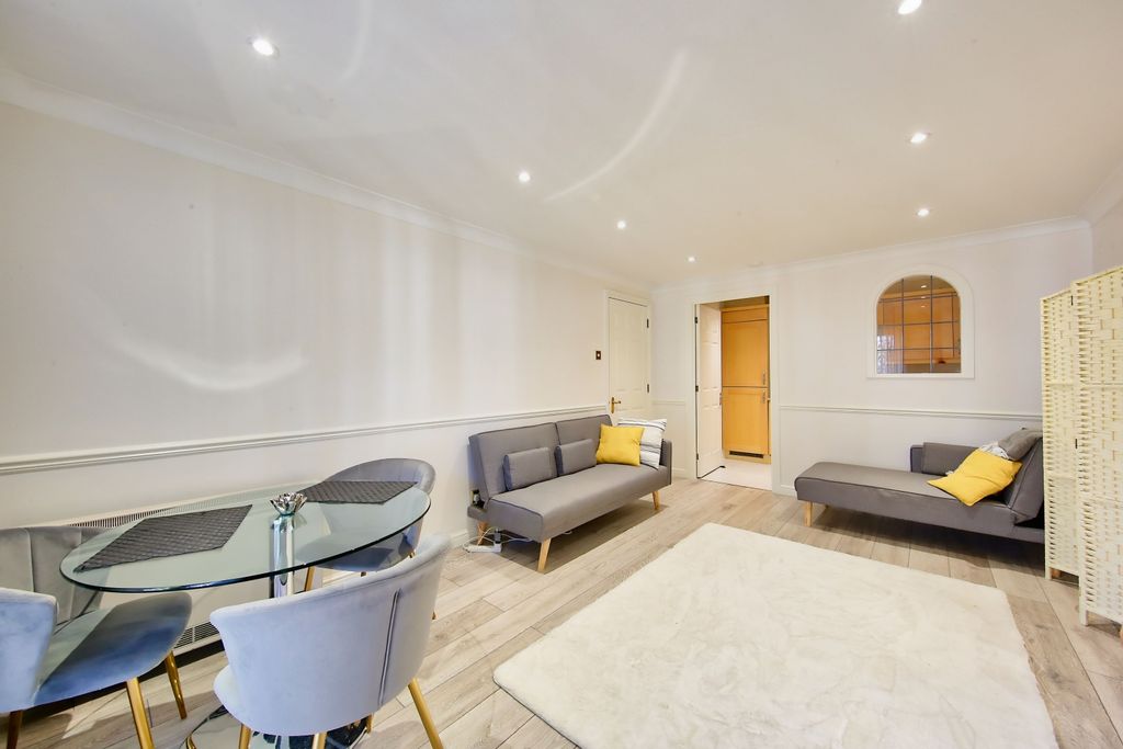 Property photo 3 of 8 Livingroom 2