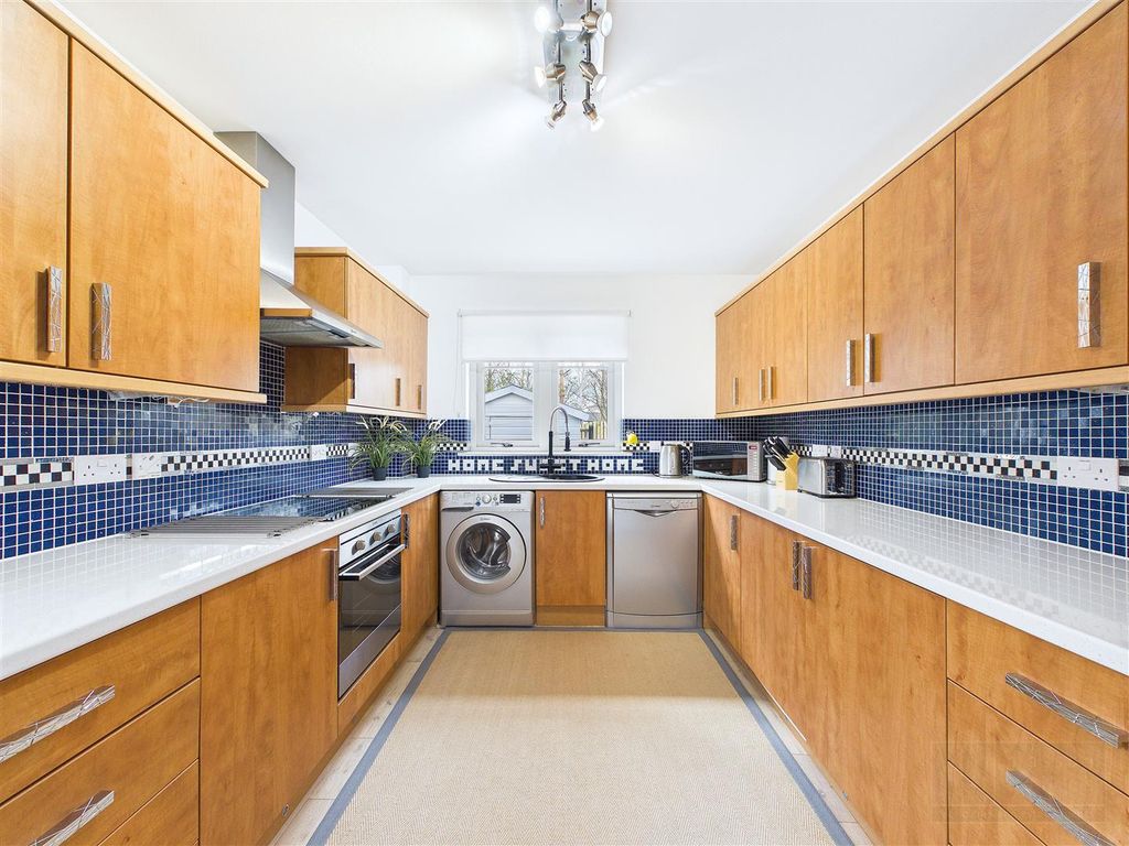 Property photo 2 of 20 16 Munro Place
