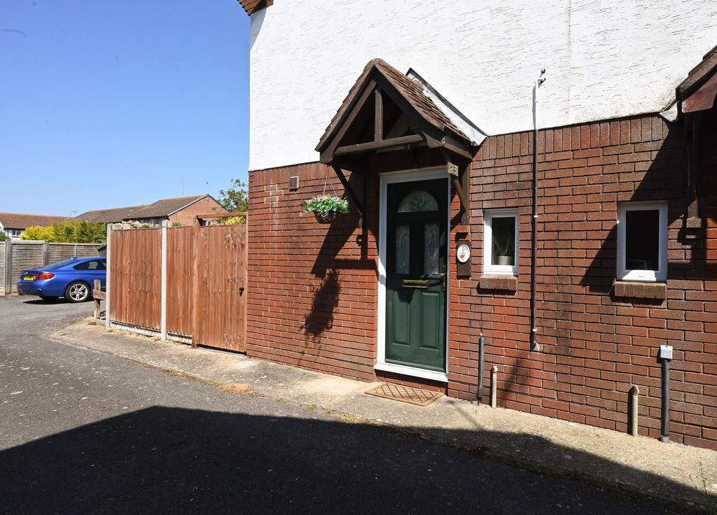 Property photo 1 of 10 Front
