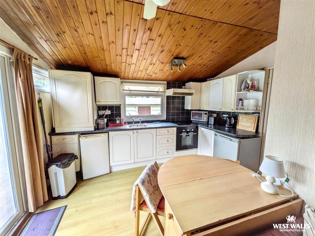 Property photo 3 of 15 9084.Jpg