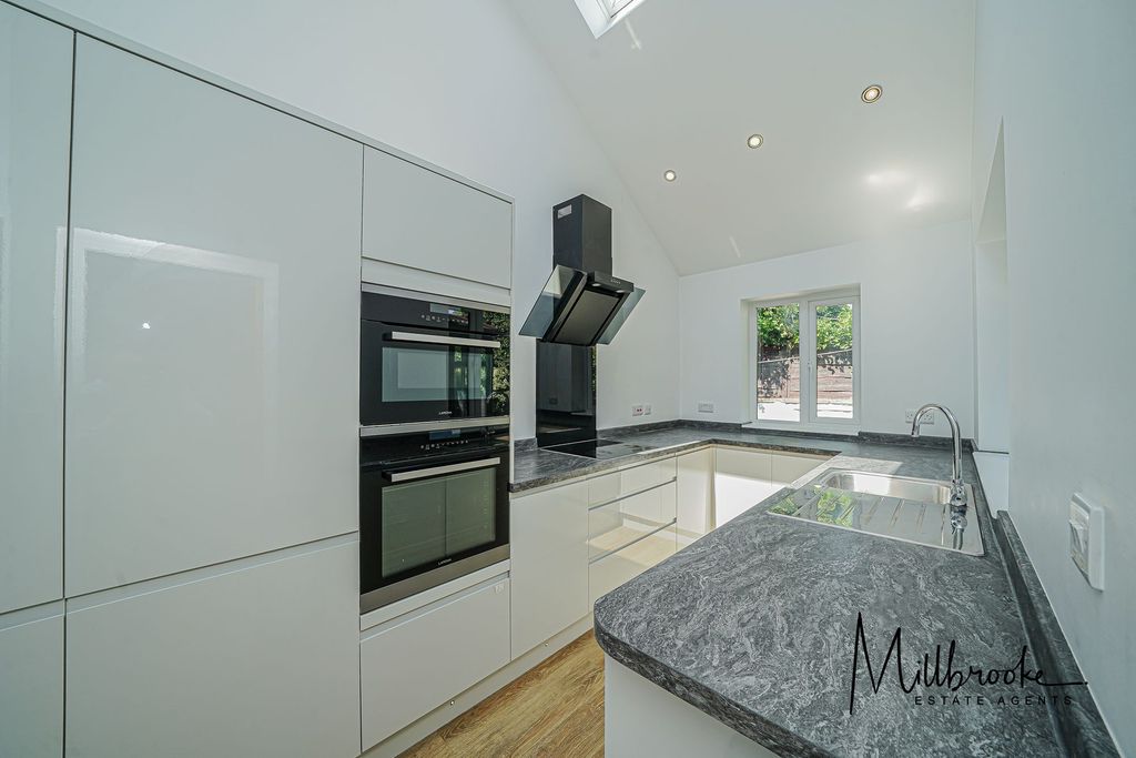 Property photo 2 of 31