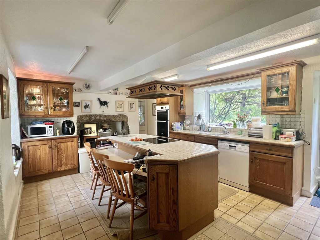 Property photo 3 of 44 Kitchen: