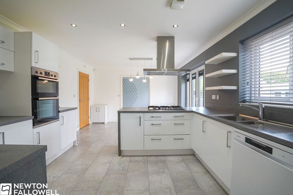 Property photo 2 of 28