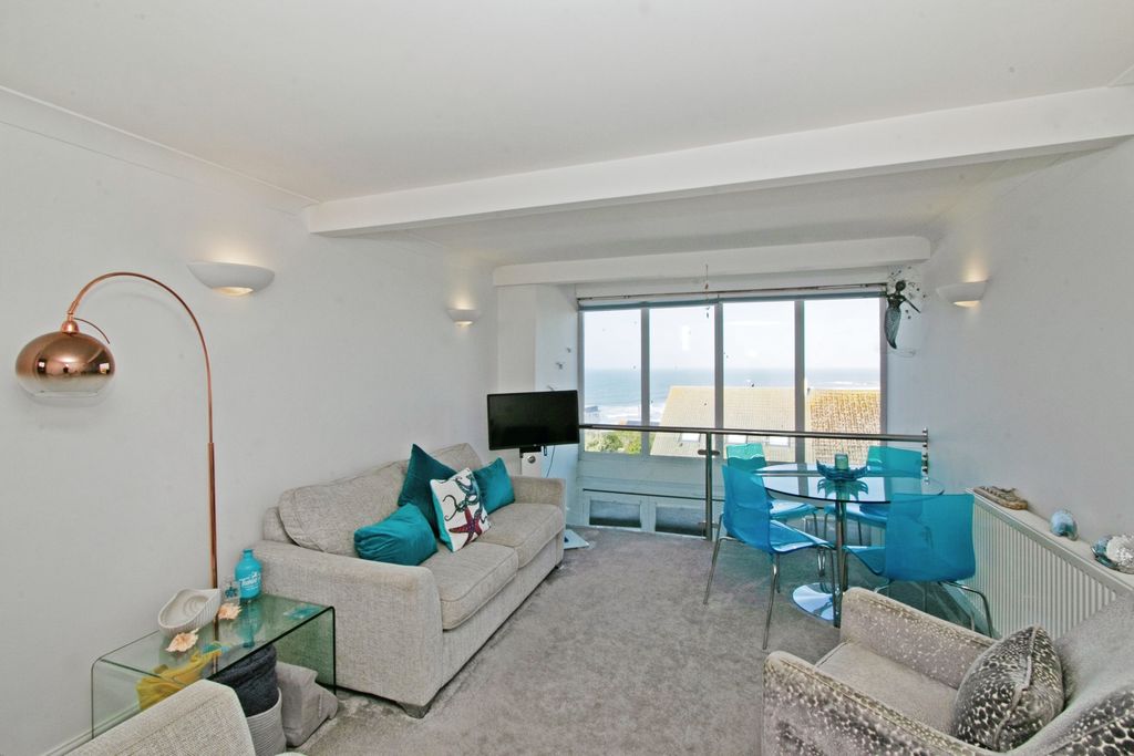 Property photo 2 of 30 Lounge