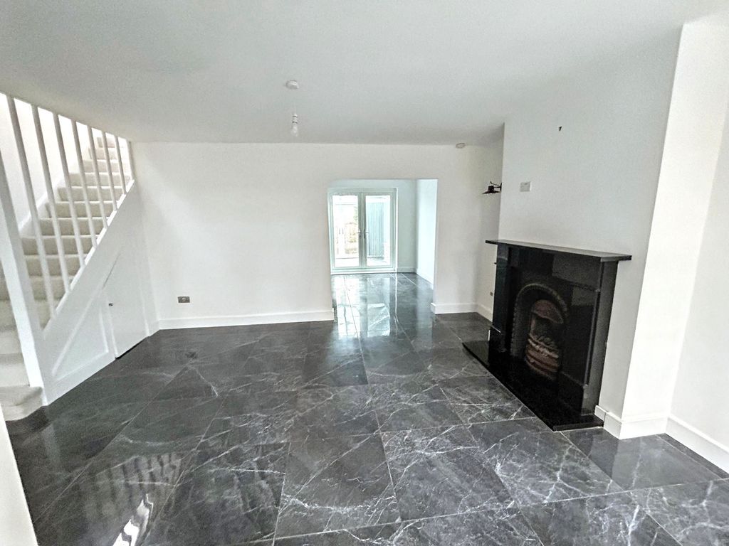 Property photo 3 of 25