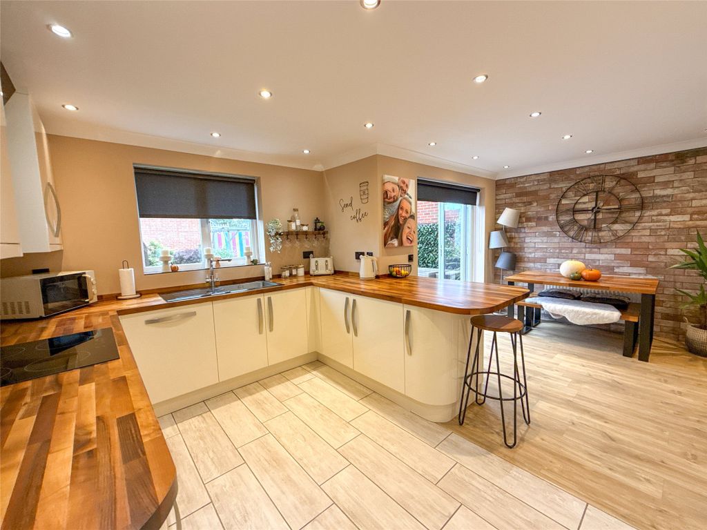 Property photo 1 of 31 Dining Kitchen