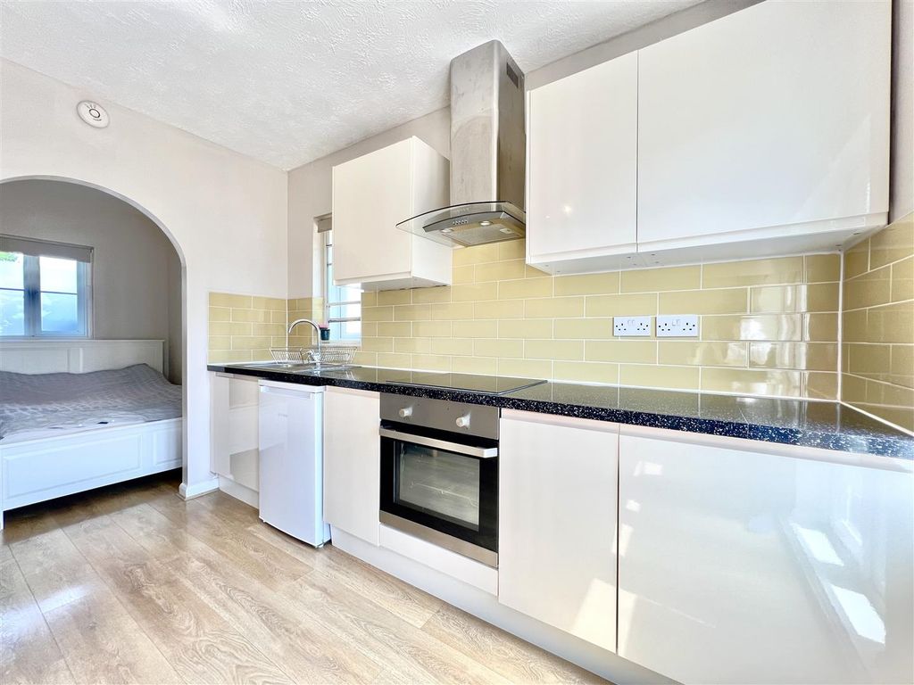 Property photo 3 of 6 Kitchen