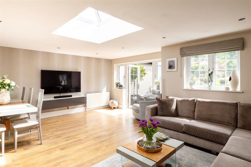 Property photo 3 of 27 39C Deepdene Avenue-13.Jpg