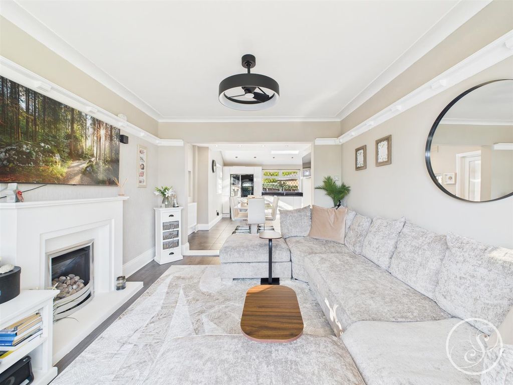 Property photo 3 of 38 Lounge