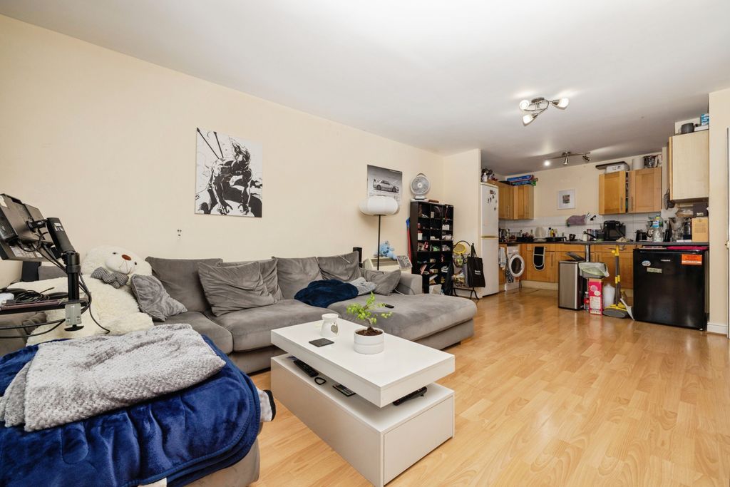 Property photo 3 of 9 Living 2