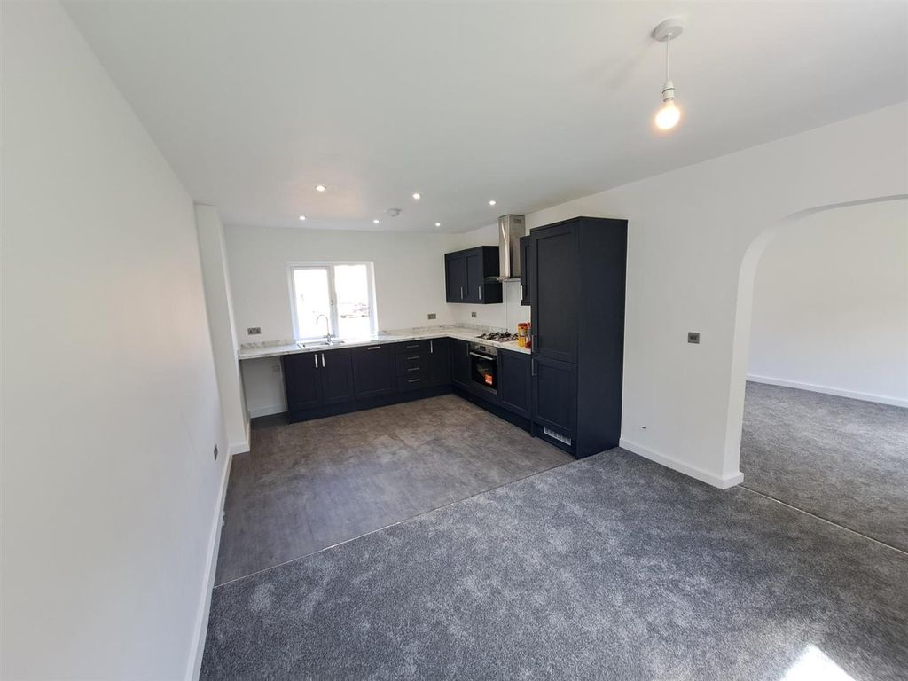 Property photo 3 of 18 Kitchen