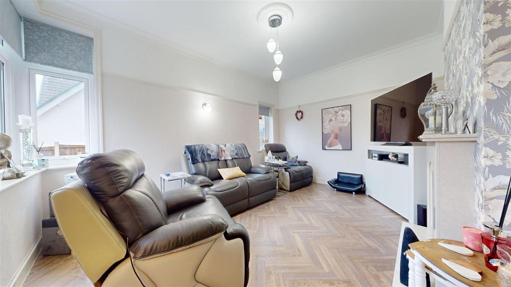 Property photo 2 of 36 Rosebery Road Living Room