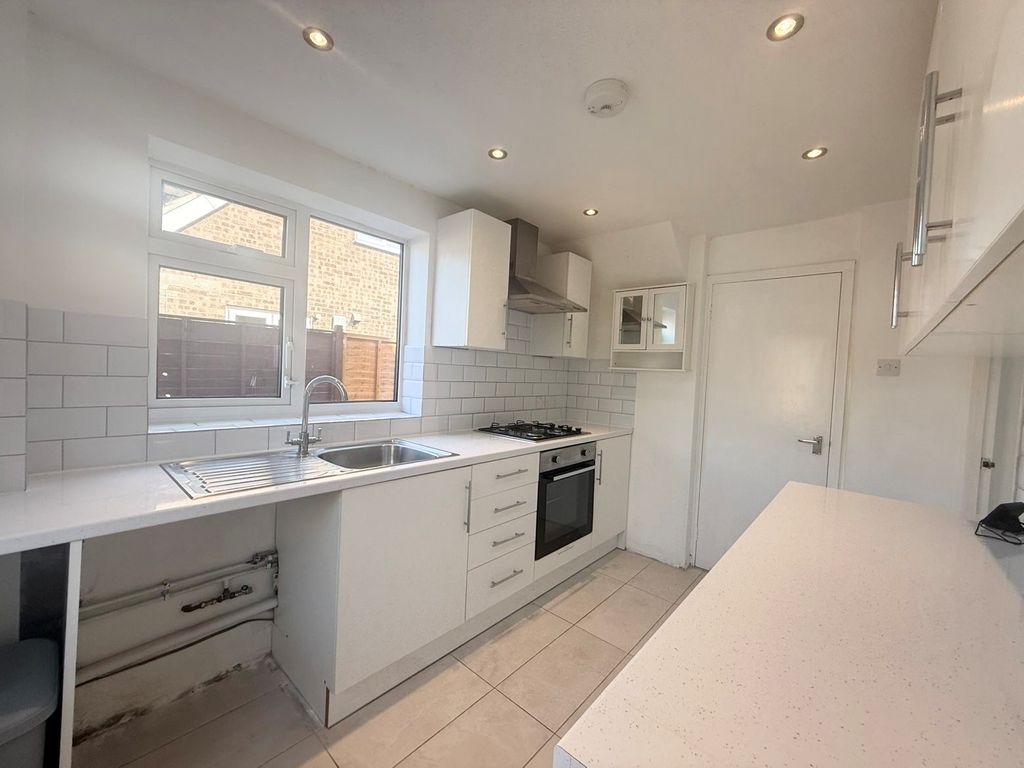 Property photo 3 of 19 Kitchen