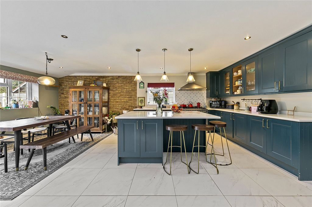 Property photo 2 of 25 Picture No. 12