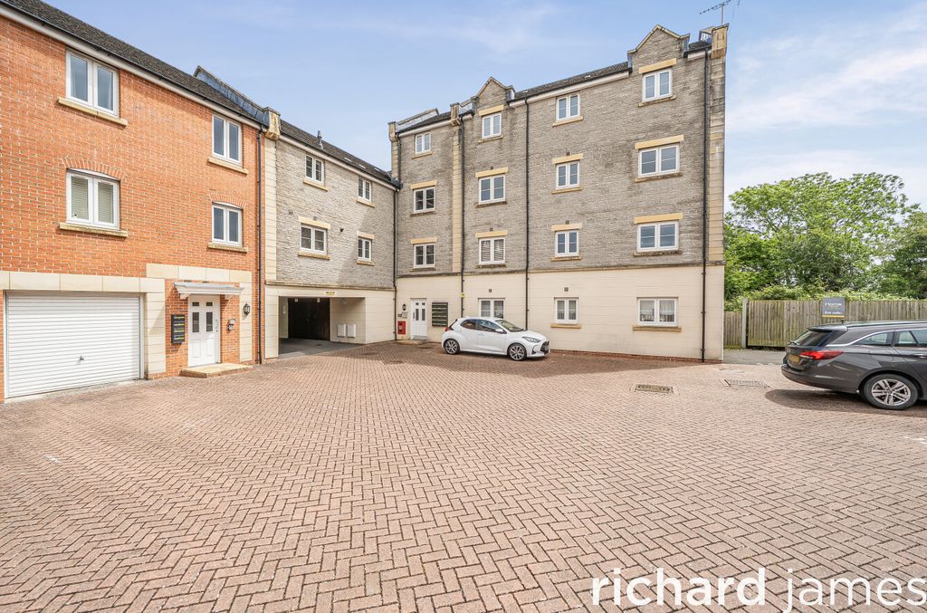 Property photo 1 of 13 Ddb762B4Fd054B429Ca8Abdca1800ee6