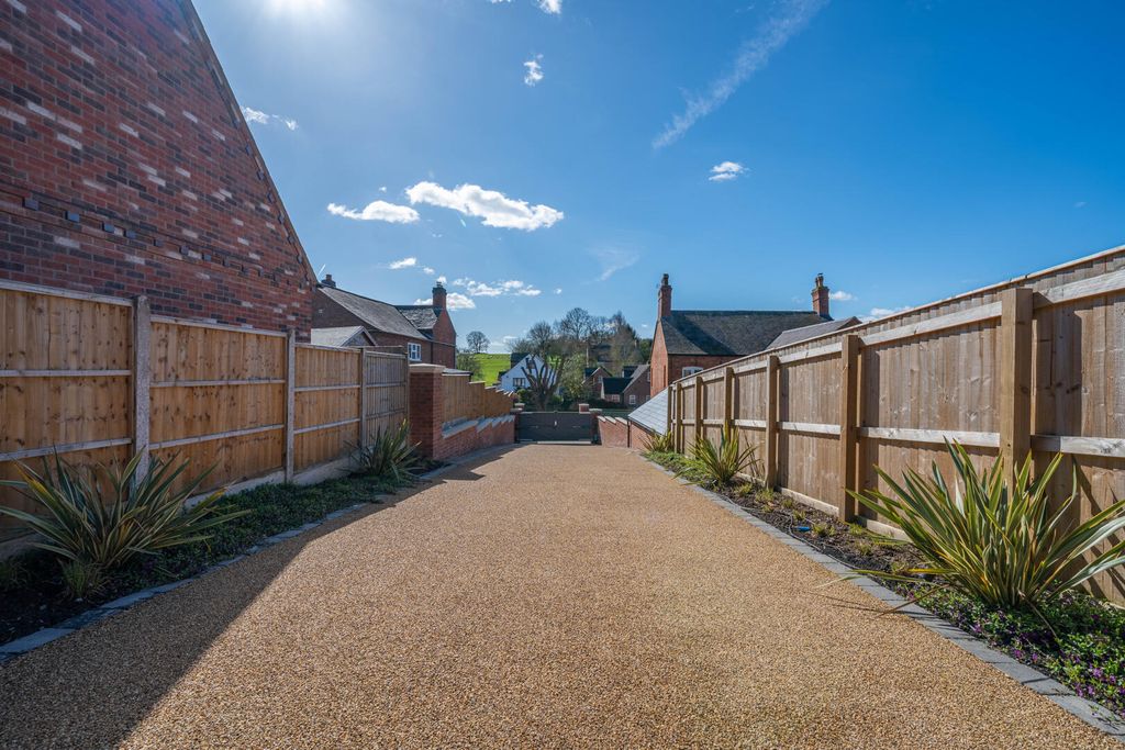 Property photo 2 of 18 Driveway