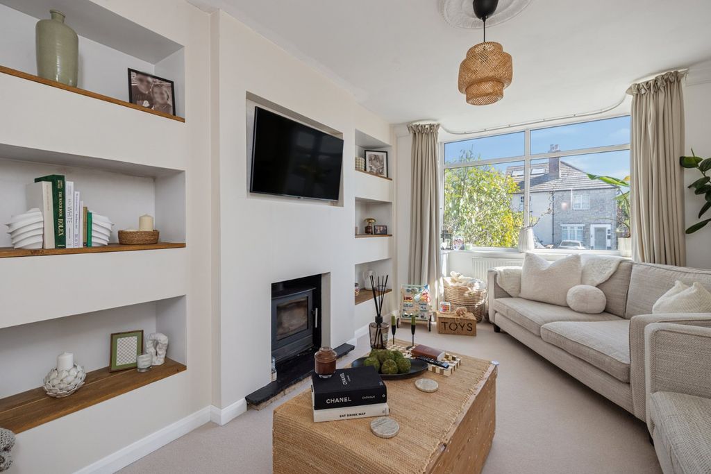 Property photo 2 of 18 Sitting Room
