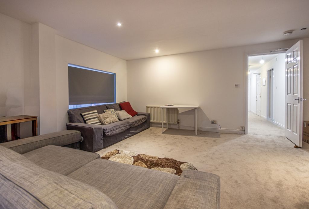 Property photo 2 of 11 1