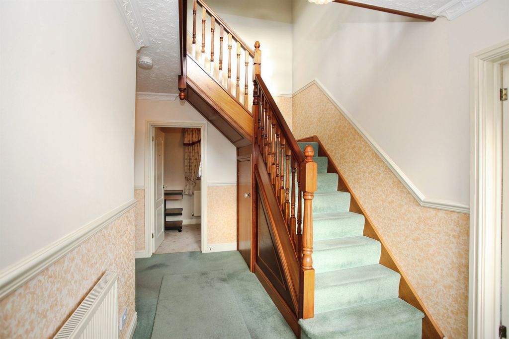 Property photo 3 of 34