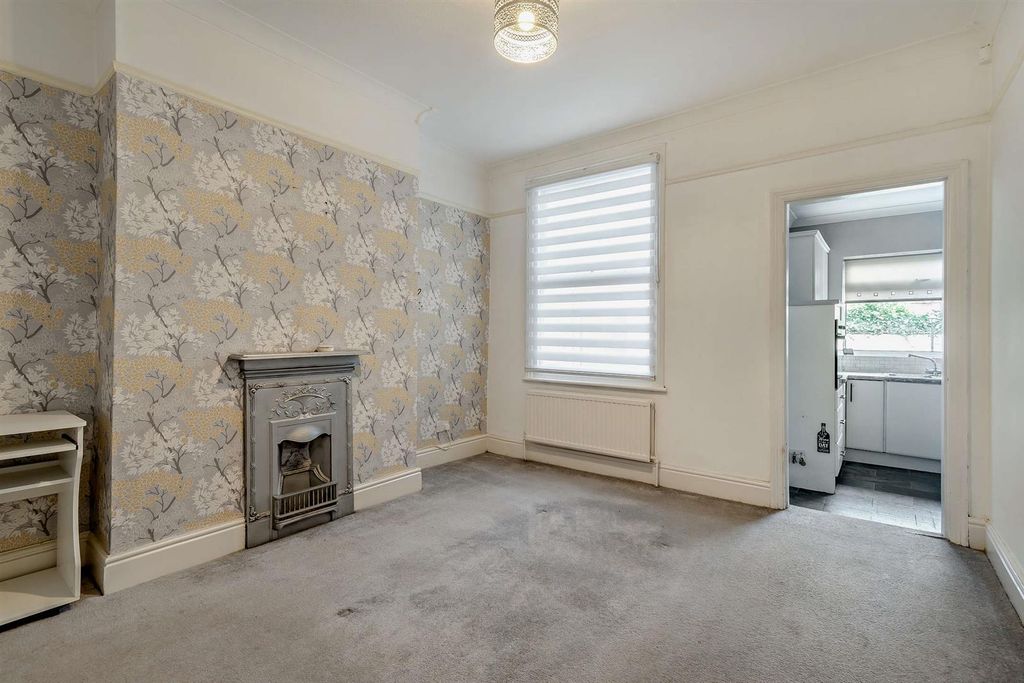 Property photo 3 of 14 8672018-Interior03-800.Jpg