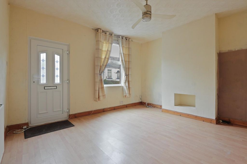 Property photo 2 of 18 Lounge