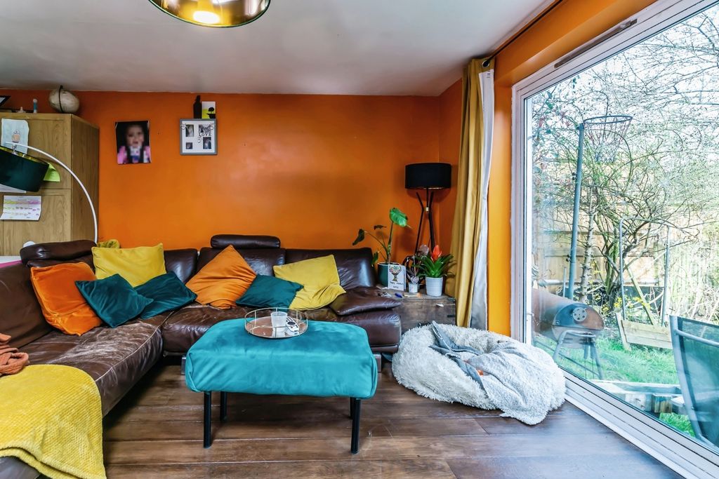 Property photo 3 of 11 Lounge