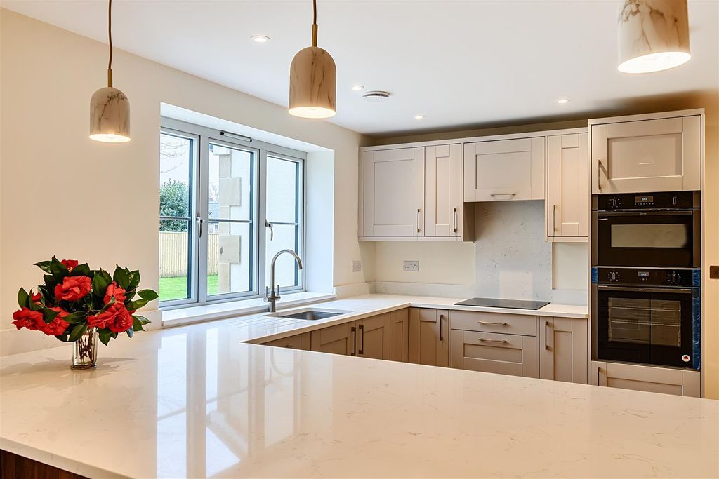 Property photo 3 of 18 Kitchen