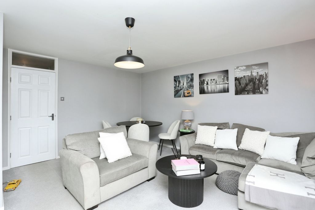 Property photo 3 of 19 Lounge