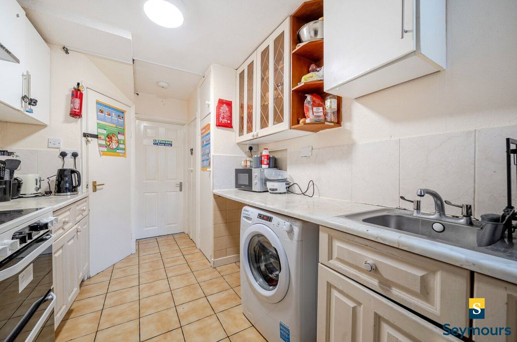 Property photo 3 of 23 Kitchen