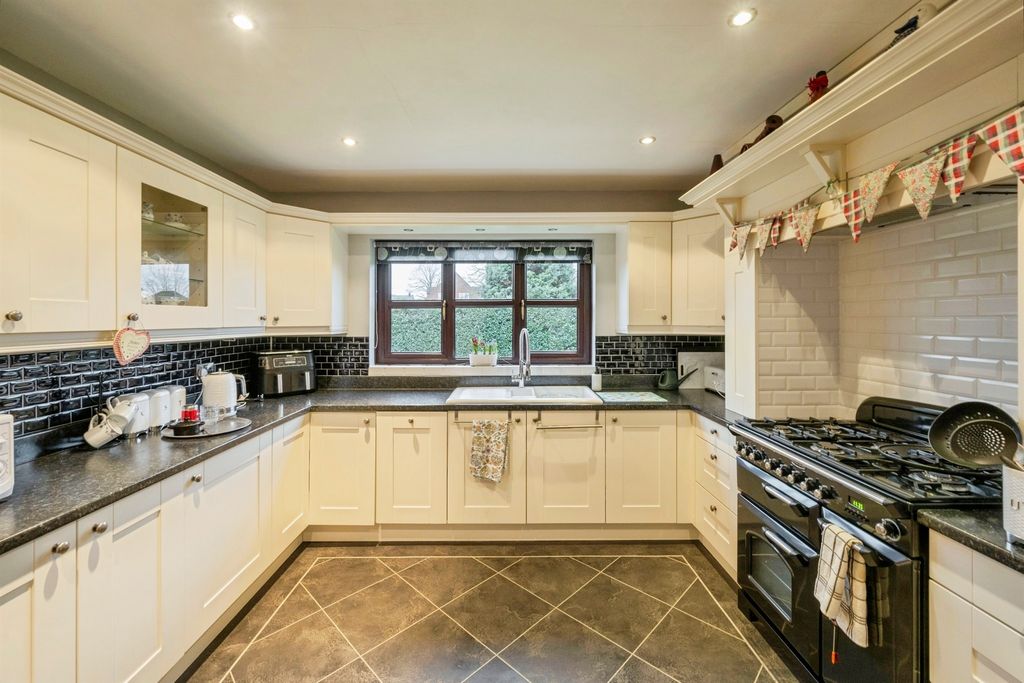 Property photo 2 of 25